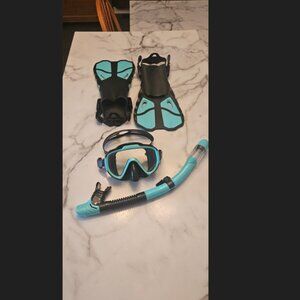 NEW snorkel kit , fins are adult sizes 4.5 to 8.5